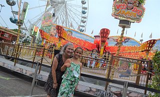 Fanden die Fahrt mit dem "Voodoo Jumper" einfach super: Bianca Gockel und Marleen Bohla (10) hatten ihren Spaß. - Peter Heidbrink Fanden die Fahrt mit dem "Voodoo Jumper" einfach super: Bianca Gockel und Marleen Bohla (10) hatten ihren Spaß. - Peter Heidbrink