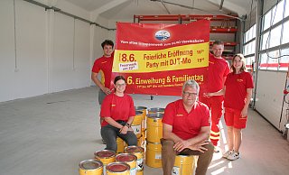 Niklas Vahle, Finn Kleeschulte und Sarah Unterhalt halten das Banner für die Einweihungsfeier. Auch der Vorsitzende Dirk Kleeschulte und Sophie Antonek laden dazu ein. - Johannes Büttner Niklas Vahle, Finn Kleeschulte und Sarah Unterhalt halten das Banner für die Einweihungsfeier. Auch der Vorsitzende Dirk Kleeschulte und Sophie Antonek laden dazu ein. - Johannes Büttner