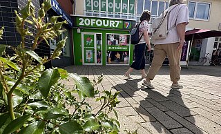 Außen hui, innen alles ausgeräumt: Nur die Deko des Automatenkiosks steht noch in Bad Driburg. Die Automaten hängen in Paderborn. - Ralf T. Mischer Außen hui, innen alles ausgeräumt: Nur die Deko des Automatenkiosks steht noch in Bad Driburg. Die Automaten hängen in Paderborn. - Ralf T. Mischer