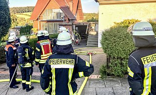 Zahlreiche Einsatzkräfte eilten zu der Garage (hinten) an der Wachtrupstraße in Lämershagen. - Jens Reichenbach Zahlreiche Einsatzkräfte eilten zu der Garage (hinten) an der Wachtrupstraße in Lämershagen. - Jens Reichenbach