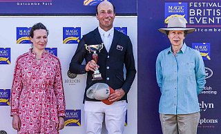 Anuschka Bayer (v.l.), Preisträger Tim Price und Prinzessin Anne nach der Verleihung des Horses for Heroes Preises. - Hannah Cole Photography Anuschka Bayer (v.l.), Preisträger Tim Price und Prinzessin Anne nach der Verleihung des Horses for Heroes Preises. - Hannah Cole Photography