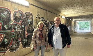 Karin Heimke und Frank Helming von der Rehmer Initiative und dem Rehmer Vereinsring wollen mit neuen Motiven die Unterführung einladender gestalten lassen. - Nicole Sielermann Karin Heimke und Frank Helming von der Rehmer Initiative und dem Rehmer Vereinsring wollen mit neuen Motiven die Unterführung einladender gestalten lassen. - Nicole Sielermann