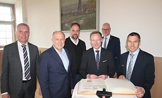 Bürens Bürgermeister Burkhard Schwuchow (r.) bittet Staatssekretär Daniel Sieveke, sich ins Goldene Buch der Stadt einzutragen anlässlich der Tagung des Deutschen Städte- und Gemeindebundes in der Wewelsburg. Auch der Beigeordnete Bernd Düsterdiek (v. l.), Landrat Christoph Rüther, Tobias Eschenbacher (Vorsitzender des DStGB-Ausschusses für Städtebau und Umwelt) und Christof Sommer (Hauptgeschäftsführer des Städte- und Gemeindebundes NRW) sind mit dabei. - Uwe Müller Bürens Bürgermeister Burkhard Schwuchow (r.) bittet Staatssekretär Daniel Sieveke, sich ins Goldene Buch der Stadt einzutragen anlässlich der Tagung des Deutschen Städte- und Gemeindebundes in der Wewelsburg. Auch der Beigeordnete Bernd Düsterdiek (v. l.), Landrat Christoph Rüther, Tobias Eschenbacher (Vorsitzender des DStGB-Ausschusses für Städtebau und Umwelt) und Christof Sommer (Hauptgeschäftsführer des Städte- und Gemeindebundes NRW) sind mit dabei. - Uwe Müller