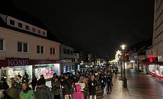 In Bad Driburg protestieren viele Menschen gegen die Coronamaßnahmen und einige gegen die Protestierenden. - Privat In Bad Driburg protestieren viele Menschen gegen die Coronamaßnahmen und einige gegen die Protestierenden. - Privat