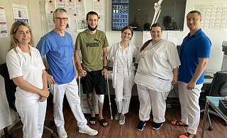 Freuen sich über die gelungene Knie-Operation: Janina Jäger, Dokumentationsassistentin im Endoprothetik-Zentrum, Dr. med. Rainer Denstorf-Mohr, Chefarzt der Klinik für Unfallchirurgie, Orthopädie und Wirbelsäulenchirurgie; Patient Makysm Kryvokhyzha, Liudmyla Amelina, Übersetzerin und Assistenzärztin aus der Klinik für Neurologie; Sonja Reincke, Gesundheits- und Krankenpflegerin, Andreas Steinbach, Physiotherapeut (v. l.) - Matthias Bungeroth Freuen sich über die gelungene Knie-Operation: Janina Jäger, Dokumentationsassistentin im Endoprothetik-Zentrum, Dr. med. Rainer Denstorf-Mohr, Chefarzt der Klinik für Unfallchirurgie, Orthopädie und Wirbelsäulenchirurgie; Patient Makysm Kryvokhyzha, Liudmyla Amelina, Übersetzerin und Assistenzärztin aus der Klinik für Neurologie; Sonja Reincke, Gesundheits- und Krankenpflegerin, Andreas Steinbach, Physiotherapeut (v. l.) - Matthias Bungeroth