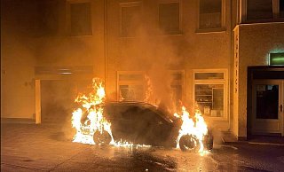 Als die Feuerwehr eintraf, stand das Fahrzeug bereits in Vollbrand. - Feuerwehr Als die Feuerwehr eintraf, stand das Fahrzeug bereits in Vollbrand. - Feuerwehr