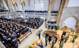 Am Ende der Trauerfeier wird der Sarg in die Framiliengruft unter der Christuskirche niedergelassen. - BESIM MAZHIQI Am Ende der Trauerfeier wird der Sarg in die Framiliengruft unter der Christuskirche niedergelassen. - BESIM MAZHIQI