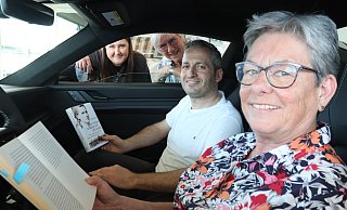 Brigitte Förster (vorne) liest normalerweise natürlich nicht am Steuer, demnächst aber im Autohaus Mahnerfeld. Inhaber Temel Bulut freut's. Anastasia Vollmer vom Autohaus (l.) und Regina Blomenkamp von "Löhne liest" auch. - Judith Gladow Brigitte Förster (vorne) liest normalerweise natürlich nicht am Steuer, demnächst aber im Autohaus Mahnerfeld. Inhaber Temel Bulut freut's. Anastasia Vollmer vom Autohaus (l.) und Regina Blomenkamp von "Löhne liest" auch. - Judith Gladow