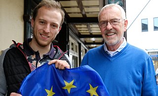 Vereinsvorsitzender Christoph Köster (l.) und Vorstandsmitglied Friedhelm Heckemeyer werben auch mit Fahnen für Europa. - Heike von Schulz Vereinsvorsitzender Christoph Köster (l.) und Vorstandsmitglied Friedhelm Heckemeyer werben auch mit Fahnen für Europa. - Heike von Schulz
