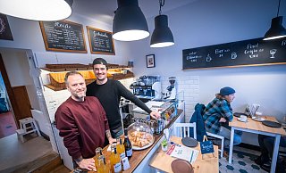 Zur Eröffnung ist "Café Gemach"-Geschäftsführer Benjamin Wabnitz (42, l., neben Milan Walburg) vorbeigekommen. Links geht's in die Küche. - Sarah Jonek Fotografie Zur Eröffnung ist "Café Gemach"-Geschäftsführer Benjamin Wabnitz (42, l., neben Milan Walburg) vorbeigekommen. Links geht's in die Küche. - Sarah Jonek Fotografie