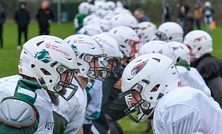 Gleich kracht es: Football ist ein Kollisionssport. Hier üben Bulldogs und Whitehawks den Block. - Andreas Zobe Gleich kracht es: Football ist ein Kollisionssport. Hier üben Bulldogs und Whitehawks den Block. - Andreas Zobe