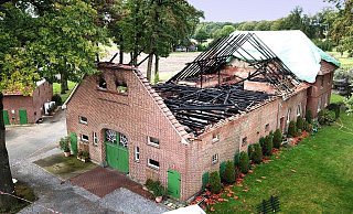 Die Drohnen-Aufnahme zeigt das ganze Ausmaß des Großbrandes vom 27. August. Der Dachstuhl der Deele ist komplett vernichtet und das daran angrenzende Wohnhaus mit einer Plane abgedeckt worden. - Andreas Frücht Die Drohnen-Aufnahme zeigt das ganze Ausmaß des Großbrandes vom 27. August. Der Dachstuhl der Deele ist komplett vernichtet und das daran angrenzende Wohnhaus mit einer Plane abgedeckt worden. - Andreas Frücht
