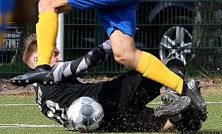 Fußball-Landesliga: SV Eidinghausen-Werste - SCV Neuenbeken 1:5. Endstation SVEW-Torwart: Leon Großkelwing klärt in dieser Szene mit ganzem Körpereinsatz gegen einen allein auf ihn zustürmenden Neuenbekener Offensivspieler. - Egon Bieber Fußball-Landesliga: SV Eidinghausen-Werste - SCV Neuenbeken 1:5. Endstation SVEW-Torwart: Leon Großkelwing klärt in dieser Szene mit ganzem Körpereinsatz gegen einen allein auf ihn zustürmenden Neuenbekener Offensivspieler. - Egon Bieber