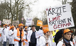 21. März: Teilnehmerinnen und Teilnehmer eines Warnstreiks der Gewerkschaft Marburger Bund nehmen in Berlin an einer Demonstration teil. - Christophe Gateau 21. März: Teilnehmerinnen und Teilnehmer eines Warnstreiks der Gewerkschaft Marburger Bund nehmen in Berlin an einer Demonstration teil. - Christophe Gateau