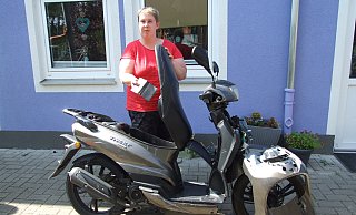 Natascha Birkholz mit ihrem zerstörten Motoroller vor ihrem Domizil in der Wittekindshofer Wohngemeinschaft am Glatzer Garten. - Karsten Schulz Natascha Birkholz mit ihrem zerstörten Motoroller vor ihrem Domizil in der Wittekindshofer Wohngemeinschaft am Glatzer Garten. - Karsten Schulz