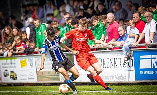 Aufmerksam beobachteten die Zuschauer das Derby Theesen (hier Simon Breznia, r.) gegen Arminia. - Mike-Dennis Mueller / www.mdm.photo Aufmerksam beobachteten die Zuschauer das Derby Theesen (hier Simon Breznia, r.) gegen Arminia. - Mike-Dennis Mueller / www.mdm.photo