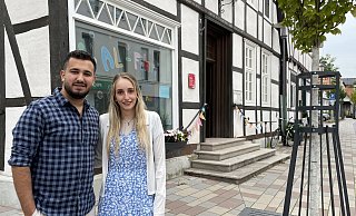 Tabea Maier und Mumen Uthman haben mit ihrem Bildungsinstitut das Erdgeschoss des bekannten Fachwerkhauses an der Ravensberger Straße 7 bezogen. - Tasja Klusmeyer Tabea Maier und Mumen Uthman haben mit ihrem Bildungsinstitut das Erdgeschoss des bekannten Fachwerkhauses an der Ravensberger Straße 7 bezogen. - Tasja Klusmeyer