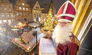 Der Nikolaus liest im leichten Schneegestöber eine Weihnachtsgeschichte. - Oliver Krato Der Nikolaus liest im leichten Schneegestöber eine Weihnachtsgeschichte. - Oliver Krato