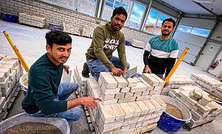 Robin Benny (v. l.), Anand Babu und Shameer Shaji machen eine überbetriebliche Ausbildung zum Straßenbauer, Maurer und Stahlbetonbauer im HBZ Brackwede. - Müller Robin Benny (v. l.), Anand Babu und Shameer Shaji machen eine überbetriebliche Ausbildung zum Straßenbauer, Maurer und Stahlbetonbauer im HBZ Brackwede. - Müller