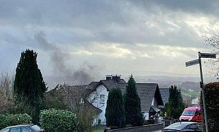 Über dem Haus am Oberbauerschafter Köpperplatz stieg an Heiligabend Rauch auf. - Feuerwehr Hüllhorst Über dem Haus am Oberbauerschafter Köpperplatz stieg an Heiligabend Rauch auf. - Feuerwehr Hüllhorst