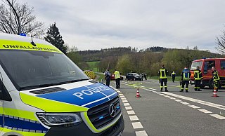 Bei dem schweren Unfall am Samstagmittag bei Merlsheim, bei dem ein Motorradfahrer ums Leben kam, übernahmen Unfallexperten der Polizei Paderborn die Spurensicherung. - Madita Schellenberg Bei dem schweren Unfall am Samstagmittag bei Merlsheim, bei dem ein Motorradfahrer ums Leben kam, übernahmen Unfallexperten der Polizei Paderborn die Spurensicherung. - Madita Schellenberg