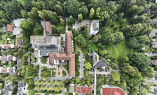 Wenn die Mühlenkreiskliniken ihre Pläne zur Umstrukturierung der Kliniklandschaft umsetzen, wird das Herz- und Diabeteszentrum voraussichtlich eine Geburtsklinik unmitelbar neben der Kinderherzklinik (rechts mit rot markiertem Dach) bauen. Dafür müsste wahrscheinlich die Kita Rappelkiste (links daneben) weichen und an anderer Stelle neu gebaut werden. Links oberhalb der Rappelkiste steht das Krankenhaus. - THORSTEN ULONSKA Wenn die Mühlenkreiskliniken ihre Pläne zur Umstrukturierung der Kliniklandschaft umsetzen, wird das Herz- und Diabeteszentrum voraussichtlich eine Geburtsklinik unmitelbar neben der Kinderherzklinik (rechts mit rot markiertem Dach) bauen. Dafür müsste wahrscheinlich die Kita Rappelkiste (links daneben) weichen und an anderer Stelle neu gebaut werden. Links oberhalb der Rappelkiste steht das Krankenhaus. - THORSTEN ULONSKA