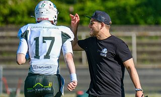 Bulldogs Headcoach Felix Gorny freute sich über die Leistung von Quarterback Luis Altehofer (17). - Andreas Zobe Bulldogs Headcoach Felix Gorny freute sich über die Leistung von Quarterback Luis Altehofer (17). - Andreas Zobe