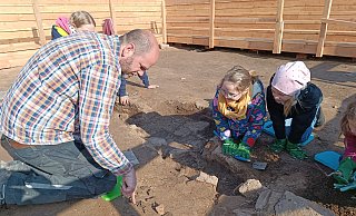 Archäologe Ralf Mahytka legt in Höxter gemeinsam mit großen und kleinen Gartenschau-Gästen einen mittelalterlichen Keller frei. - Landesgartenschau Höxter Archäologe Ralf Mahytka legt in Höxter gemeinsam mit großen und kleinen Gartenschau-Gästen einen mittelalterlichen Keller frei. - Landesgartenschau Höxter