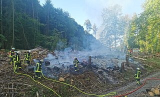 Die Feuerwehr löschte einen brennenden Holzstapel im Stemweder Berg. - Feuerwehr Stemwede/Torsten Fischer Die Feuerwehr löschte einen brennenden Holzstapel im Stemweder Berg. - Feuerwehr Stemwede/Torsten Fischer