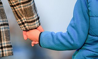 Die Zahlen, in denen das Jugendamt in Familien einschreiten musste, um Kinder und Jugendliche zu schützen sind enorm angestiegen. Das hat auch damit zu tun, dass beispielsweise Nachbarn immer weniger wegschauen und zum Telefon greifen. - epd-bild / Maike Gloeckner Die Zahlen, in denen das Jugendamt in Familien einschreiten musste, um Kinder und Jugendliche zu schützen sind enorm angestiegen. Das hat auch damit zu tun, dass beispielsweise Nachbarn immer weniger wegschauen und zum Telefon greifen. - epd-bild / Maike Gloeckner