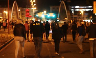 Über die gesperrte Weserbrücke strömen die Konzertbesucher Richtung Innenstadt. - MT/Alex Lehn Über die gesperrte Weserbrücke strömen die Konzertbesucher Richtung Innenstadt. - MT/Alex Lehn