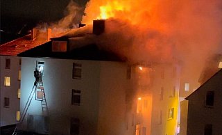Ein Bild von einem Anwohner zeigt, wie dramatisch sich die Situation während der Rettung darstellte. Das Dach brannte lichterloh. - NW Ein Bild von einem Anwohner zeigt, wie dramatisch sich die Situation während der Rettung darstellte. Das Dach brannte lichterloh. - NW