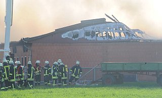 Im April 2019 bekämpfte die Feuerwehr den Brand in einem Ferkelaufzuchtstall im Norden Varls. Für viele Tiere kam jede Hilfe zu spät. Auch damals erstattete Peta Strafanzeige gegen "die Verantwortlichen". - Archiv Joern Spreen-Ledebur Im April 2019 bekämpfte die Feuerwehr den Brand in einem Ferkelaufzuchtstall im Norden Varls. Für viele Tiere kam jede Hilfe zu spät. Auch damals erstattete Peta Strafanzeige gegen "die Verantwortlichen". - Archiv Joern Spreen-Ledebur