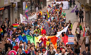 900 Menschen nehmen an der Paderpride Demonstration teil. Die Drag-Künstlerin “Rubina Rubel” ist mit ihrem Regenbogenkleid mittendrin. - Julia Spiekerkötter