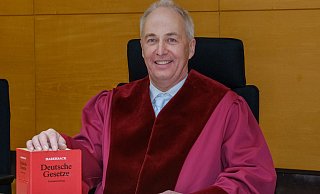 Vorsitzender Richter Georg Zimmermann. Die rote Robe ist bereits die neue Amtstracht für den Bundesgerichtshof. - Andreas Zobe Vorsitzender Richter Georg Zimmermann. Die rote Robe ist bereits die neue Amtstracht für den Bundesgerichtshof. - Andreas Zobe