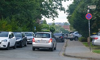 Am Rüggesiek staut es sich morgens oft. Viele verstießen dabei die gegen Parkregeln und verhielten sich teils rücksichtslos, heißt es. - Andreas Zobe Am Rüggesiek staut es sich morgens oft. Viele verstießen dabei die gegen Parkregeln und verhielten sich teils rücksichtslos, heißt es. - Andreas Zobe