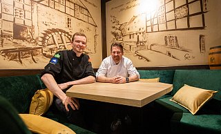 Die Polster und Kissen sind neu, ansonsten haben Stefan Niermann (l.) und Alexander Brozmann die Sitzecken übernommen, wie sie waren. - Niklas Tüns Die Polster und Kissen sind neu, ansonsten haben Stefan Niermann (l.) und Alexander Brozmann die Sitzecken übernommen, wie sie waren. - Niklas Tüns