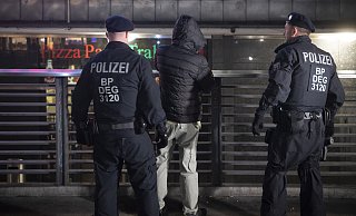 Festnahme am Hauptbahnhof. Der Täter war zuvor von Fahrgästen festgehalten worden. - Symbolfoto: dpa Festnahme am Hauptbahnhof. Der Täter war zuvor von Fahrgästen festgehalten worden. - Symbolfoto: dpa