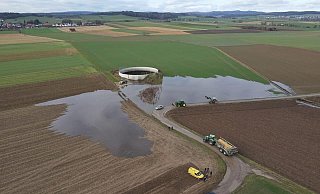 Große Mengen Gärreste sind ausgelaufen. Das Drohnenfoto der Feuerwehr zeigt den Schaden an dem Güllebehälter auf einem Feld bei Volkmarsen. - FW Volkmarsen Große Mengen Gärreste sind ausgelaufen. Das Drohnenfoto der Feuerwehr zeigt den Schaden an dem Güllebehälter auf einem Feld bei Volkmarsen. - FW Volkmarsen