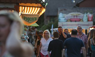 Ab Abend war es auf dem Rehmer Markt gut gefüllt - allerdings blieb zu den Besucherzahlen von vor Corona im vergangenen Jahr deutlich Luft. - Nicole Sielermann Ab Abend war es auf dem Rehmer Markt gut gefüllt - allerdings blieb zu den Besucherzahlen von vor Corona im vergangenen Jahr deutlich Luft. - Nicole Sielermann