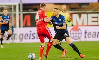 SCP-Stürmer Felix Platte (r.), hier im Hinspiel gegen den Ex-Paderborner Sebastian Schonlau, muss am Samstag auf die Partie beim HSV verzichten. - Besim Mazhiqi SCP-Stürmer Felix Platte (r.), hier im Hinspiel gegen den Ex-Paderborner Sebastian Schonlau, muss am Samstag auf die Partie beim HSV verzichten. - Besim Mazhiqi