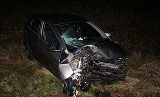 Das Auto wurde bei dem Zusammenprall mit dem Baum an der Ahlsener Straße stark beschädigt. - Polizei Minden-Lübbecke Das Auto wurde bei dem Zusammenprall mit dem Baum an der Ahlsener Straße stark beschädigt. - Polizei Minden-Lübbecke