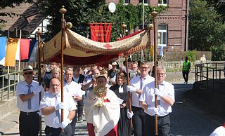Rund 100 Gläubige begleiten die Sakramentsprozession zu Ehren des heiligen Laurentius. - Burkhard Battran Rund 100 Gläubige begleiten die Sakramentsprozession zu Ehren des heiligen Laurentius. - Burkhard Battran