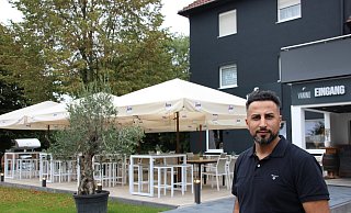 Edem Özden (34) hat das Hotel Am Stadion inklusive Restaurant 2019 übernommen und durchrenoviert. Leider hat er dabei einen fatalen Fehler gemacht. - Ivonne Michel Edem Özden (34) hat das Hotel Am Stadion inklusive Restaurant 2019 übernommen und durchrenoviert. Leider hat er dabei einen fatalen Fehler gemacht. - Ivonne Michel
