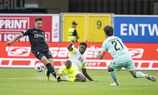SCP-Verteidiger Marcel Hoffmeier (l.), hier gegen Lauterns Stürmer Ragnar Ache, verbuchte in der Hinrunde die meisten Einsatzminuten. Kapitän Jannik Huth (r.) verlor seinen Status als Stammkeeper. - picture alliance/dpa SCP-Verteidiger Marcel Hoffmeier (l.), hier gegen Lauterns Stürmer Ragnar Ache, verbuchte in der Hinrunde die meisten Einsatzminuten. Kapitän Jannik Huth (r.) verlor seinen Status als Stammkeeper. - picture alliance/dpa