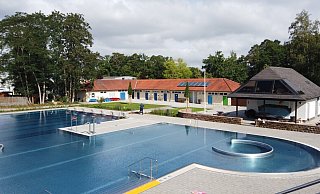 Nachmittags ist das Espelkamper Waldfreibad im Augenblick geschlossen. Nur die Frühschwimmer haben vormittags Zutritt. - Pro Waldfreibad Nachmittags ist das Espelkamper Waldfreibad im Augenblick geschlossen. Nur die Frühschwimmer haben vormittags Zutritt. - Pro Waldfreibad