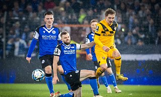 Bei der 0:1-Niederlage zum Jahresabschluss gegen Dynamo Dresden überzeugten die Arminen um Manuel Wintzheimer (Mitte) mit ihrer kämpferischen Leistung. - Sarah Jonek Fotografie Bei der 0:1-Niederlage zum Jahresabschluss gegen Dynamo Dresden überzeugten die Arminen um Manuel Wintzheimer (Mitte) mit ihrer kämpferischen Leistung. - Sarah Jonek Fotografie