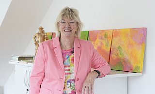 Susanne Schaefer-Dieterle setzt im Büro ihrer Agentur ssd Kommunikation in Hoberge-Uerentrup auf Farben – ebenso wie in ihrer Garderobe: Die Unternehmerin ist 70 geworden. - Peter Unger Susanne Schaefer-Dieterle setzt im Büro ihrer Agentur ssd Kommunikation in Hoberge-Uerentrup auf Farben – ebenso wie in ihrer Garderobe: Die Unternehmerin ist 70 geworden. - Peter Unger