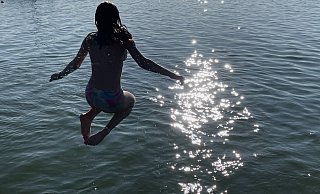 Sommer, Sonne, Badesee: Im August gab es viele warme Tage, an denen ein Sprung in die Badeseen in der Region erfrischende Abkühlung bot. Der heißeste Tag wurde übrigens mit 33,8 Grad am 13. August an der Wetterstation Rahden registriert. - Heike von Schulz Sommer, Sonne, Badesee: Im August gab es viele warme Tage, an denen ein Sprung in die Badeseen in der Region erfrischende Abkühlung bot. Der heißeste Tag wurde übrigens mit 33,8 Grad am 13. August an der Wetterstation Rahden registriert. - Heike von Schulz