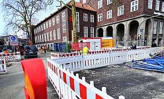 Bezirksbürgermeister Frederik Suchla beklagt, dass Fernwärmebaustelle im Bereich Stresemannstraße / Herforder Straße bereits seit Monaten besteht. Der Zugang zu den Einkaufsbereichen leide darunter erheblich. - Barbara Franke Bezirksbürgermeister Frederik Suchla beklagt, dass Fernwärmebaustelle im Bereich Stresemannstraße / Herforder Straße bereits seit Monaten besteht. Der Zugang zu den Einkaufsbereichen leide darunter erheblich. - Barbara Franke